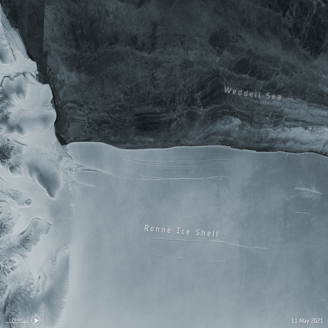 Imagens de maio de 2021, quando o iceberg deixou a plataforma de gelo de Ronne (Imagem: ESA/Reprodução)