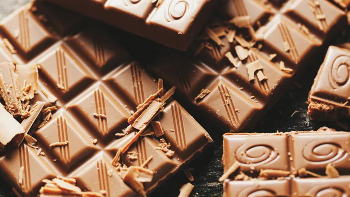 Por que o chocolate fica branco com o passar do tempo? Ainda é seguro comer? - 1