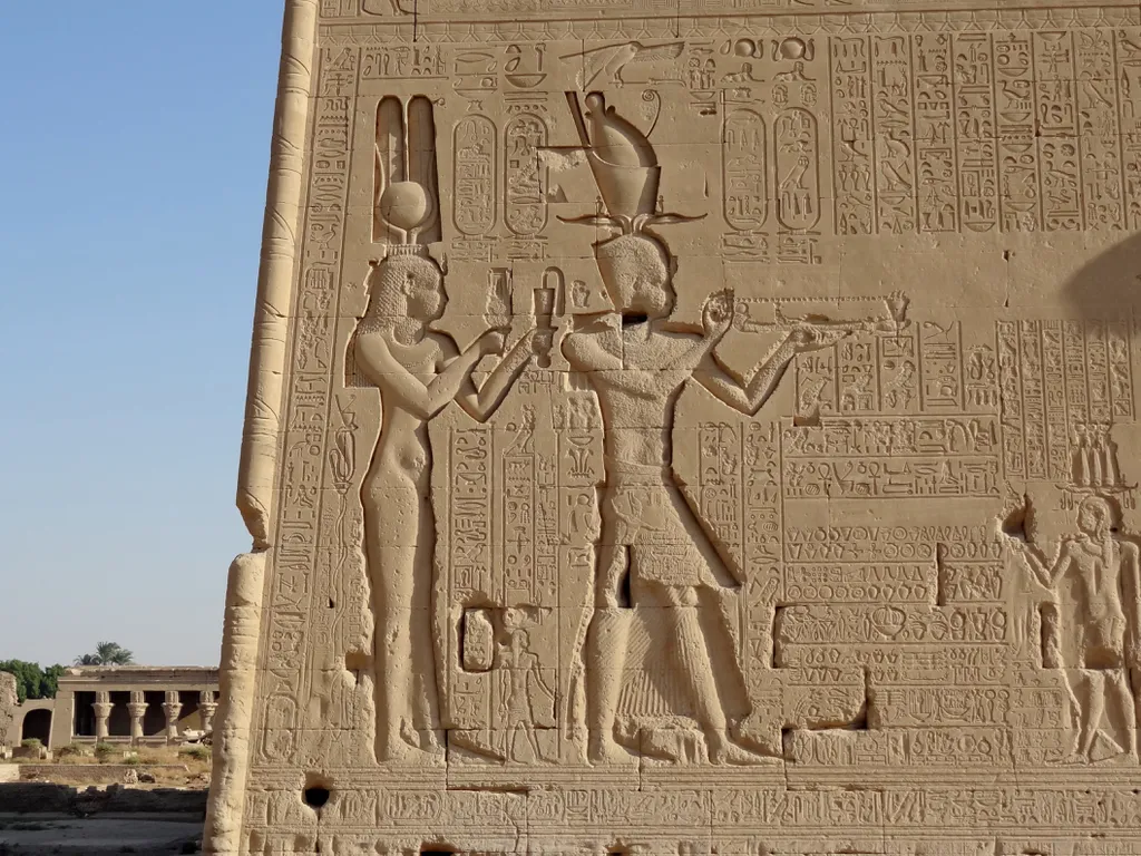 Cleópatra e seu filho, Ceasarion, em relevo na parede sul do templo de Hathor, em Dendera (Imagem: Olaf Tausch/CC-BY-3.0)