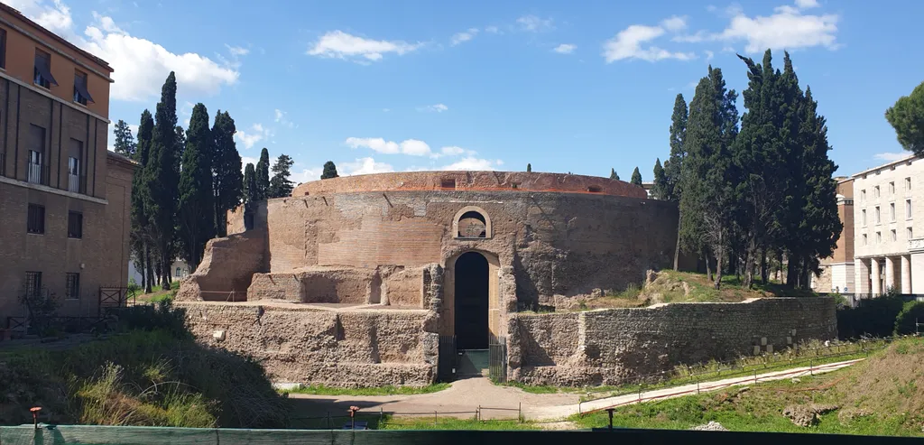 Mausoléu de Augusto, em Roma, já altamente depredado e roubado por saqueadores (Imagem: MumblerJamie/CC-BY-2.0)