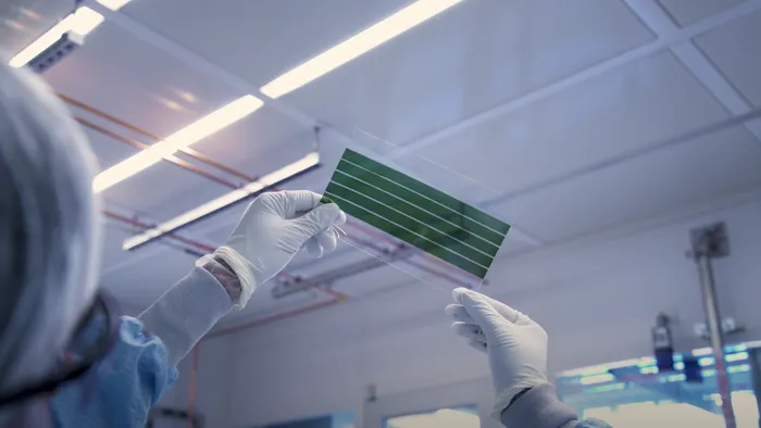 Cientistas criam painel solar impresso mais fino que pedaço de papel - 1