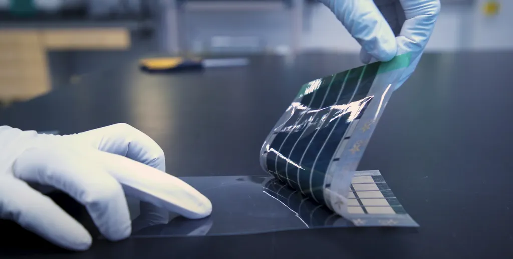 Cientistas criam painel solar impresso mais fino que pedaço de papel - 2