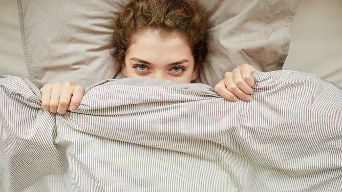Dormir com cobertor pesado pode ajudar na produção de melatonina - 1