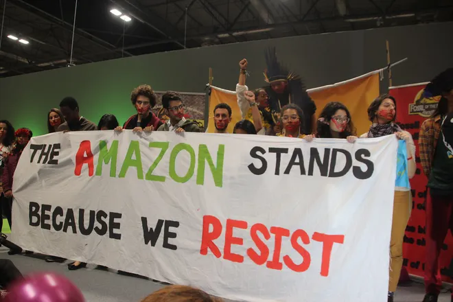 Indígenas protestam pela proteção da Amazônia em conferência da ONU. A região abriga mais de 180 tribos, além de comunidades tradicionais ribeirinhas (Imagem: John Englart (Takver)/CC BY-SA 2.0)