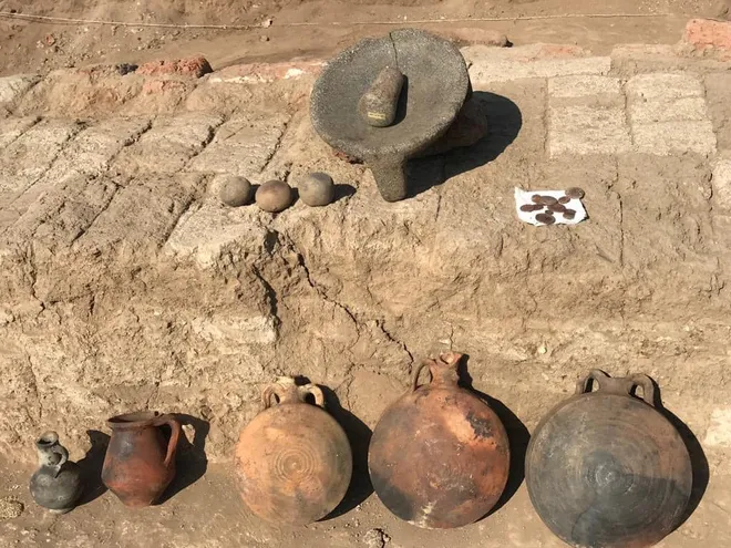 Alguns dos objetos encontrados nas escavações de Luxor, Tiba (Imagem: Ministry of Tourism and Antiquities)