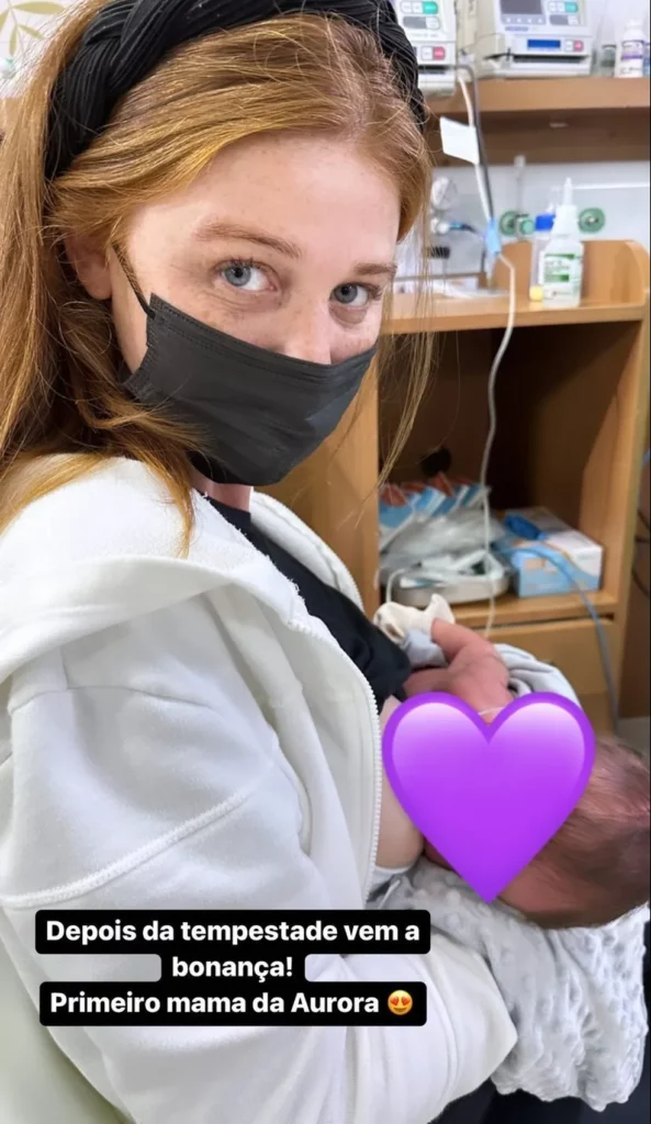 Cintia Dicker posta foto amamentando a filha pela primeira vez após cirurgias - 2