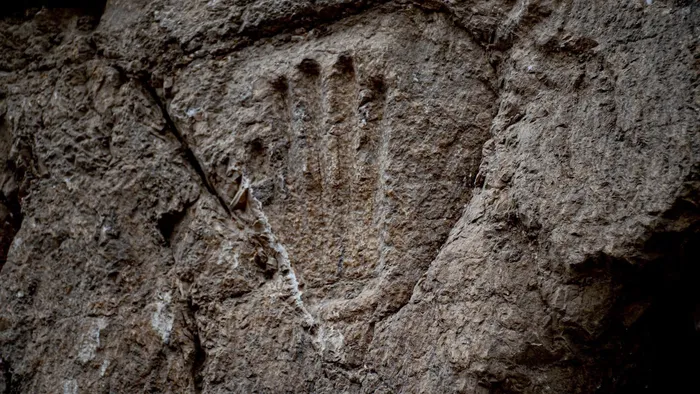 Marca de mão misteriosa é encontrada em fosso de 1.000 anos abaixo de Jerusalém - 1