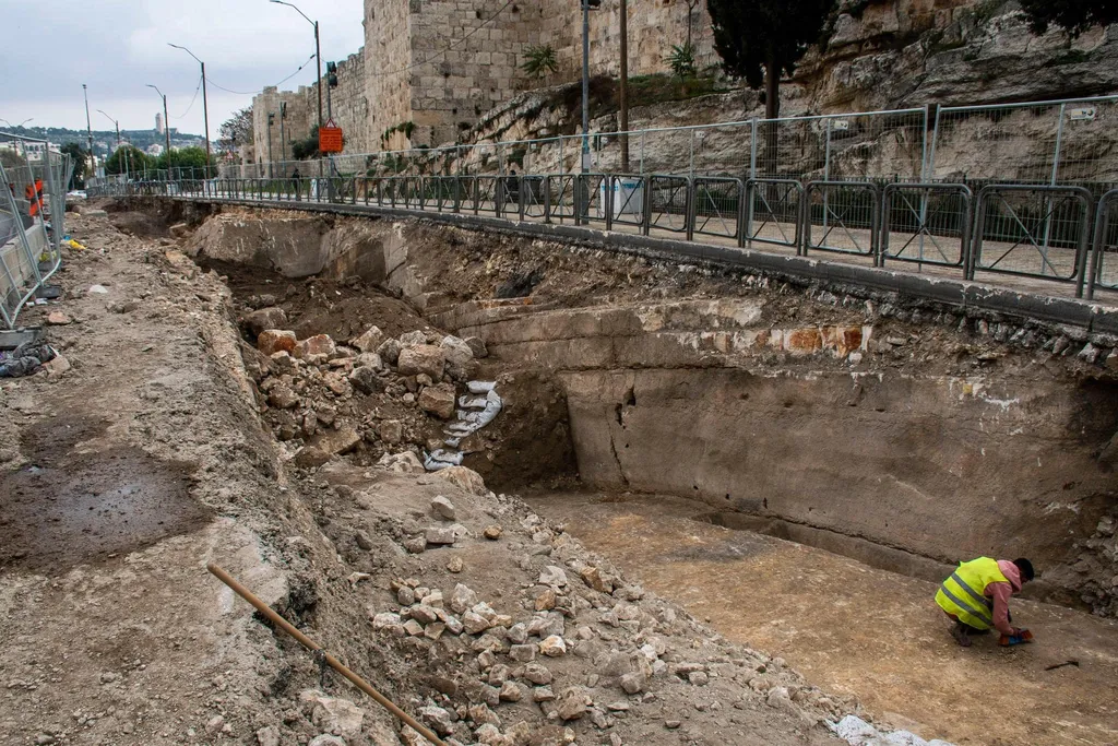 Fosso abaixo da muralha de Jerusalém atual, onde foi encontrada a marca de mão (Imagem: Yuli Schwartz/Israel Antiquities Authority)