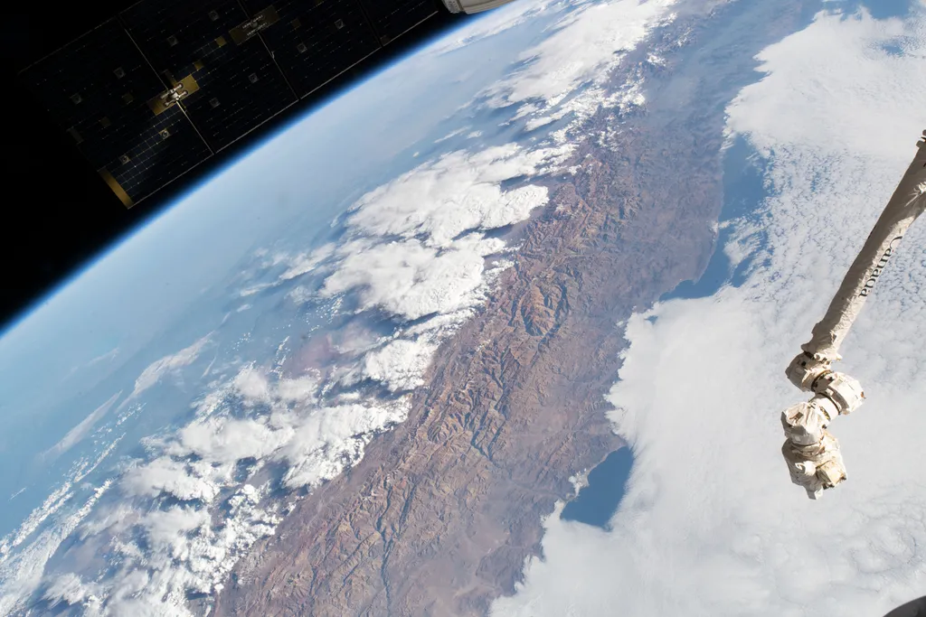 Cadeias de montanhas e outras elevações no relevo forma as chuvas orográficas (Imagem: NASA)