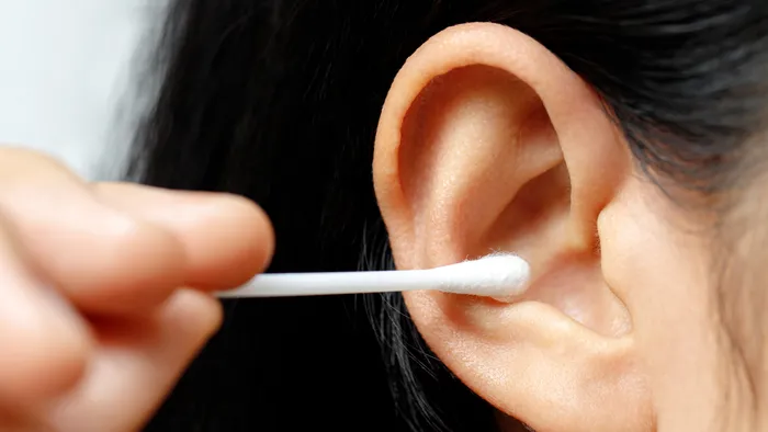 Tirar a cera de ouvido faz mal? entenda importância do cerúmen - 1