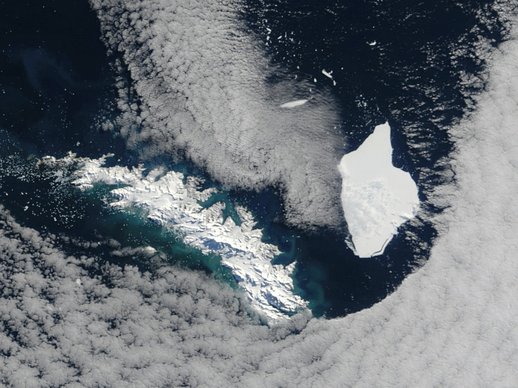 O rompimento do iceberg A-38 logo após seu destacamento da Antártida (Imagem: NASA Earth Observatory/Wikimedia Commons)