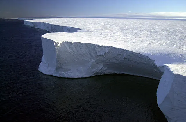 B-15, o maior iceberg já registrado, foi maior do que a ilha da Jamaica (Imagem: NSF/Josh Landis/Wikimedia Commons)