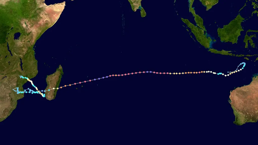 Trajetória do ciclone Freddy através do Oceano Índico. A tempestade chegou à terra firme três vezes distintas, atingindo os países de Madagascar, Moçambique, Zimbábue e Malawi (Imagem: Wikimedia/NASA/NOAA)