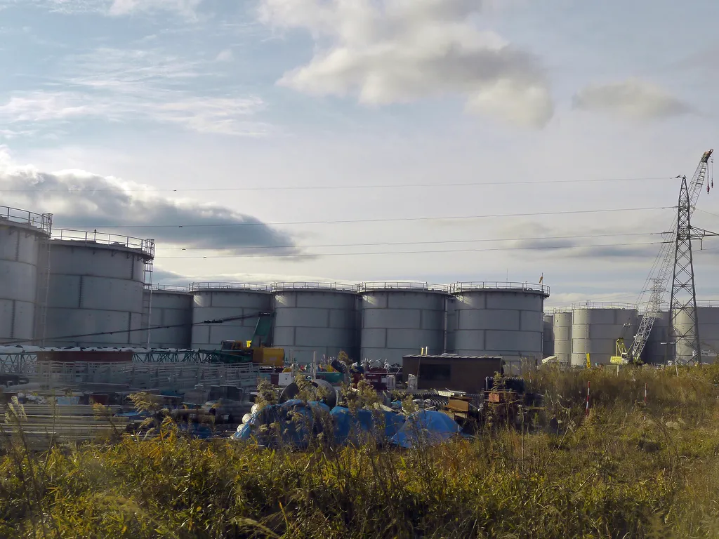 Mais de mil tanques armazenam a água já tratada no complexo de Fukushima (Imagem: Gill Tudor/IAEA) 