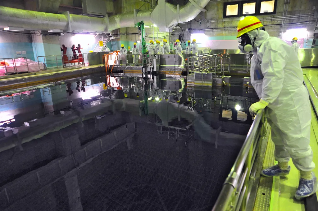 Piscina em que os resíduos dos reatores nucleares de Fukushima eram resfriados (Imagem: IAEA Imagebank/CC BY-SA 2.0)