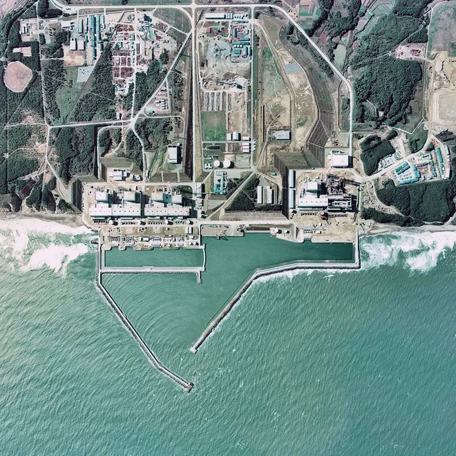 Vista aérea da usina de Fukushima e seu porto artificial (Imagem: Ministério da Infraestrutura do Japão/Wikimedia Commons)