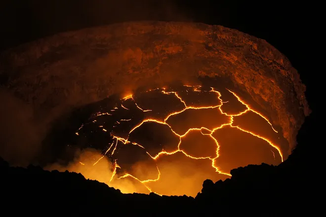 Tampar um lago de lava como o do vulcão Kilauea, no Havaí, só faria suas erupções serem mais intensas (Imagem: Ivan Petrovich Vtorov/Wikimedia Commons)