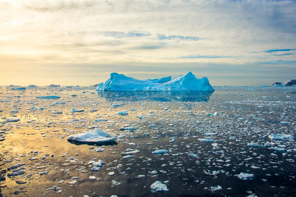 A extensão de gelo marinho na Antártida vem atingindo mínimos históricos no verão e não conseguindo se recuperar no inverno (Imagem: ADICTIVE_STOCK/envato)
