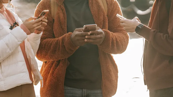 6 a cada 10 brasileiros acessam a internet apenas pelo celular - 1