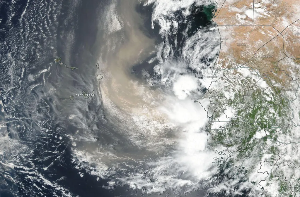 Tempestade de poeira no dia 22 de setembro de 2022 capturada pelo satélite Suomi NPP. No mesmo dia, a equipe do CPEX-CV realizou medições do evento a bordo do avião DC-8 (Imagem: NASA)