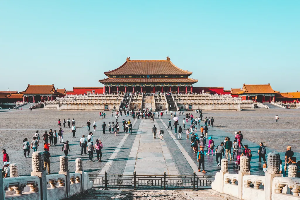 Pequim estaria entre os locais sob o maior risco de sofrer com as ondas de calor pelo seu alto contingente populacional (Imagem: Ling Tang/Unsplash)