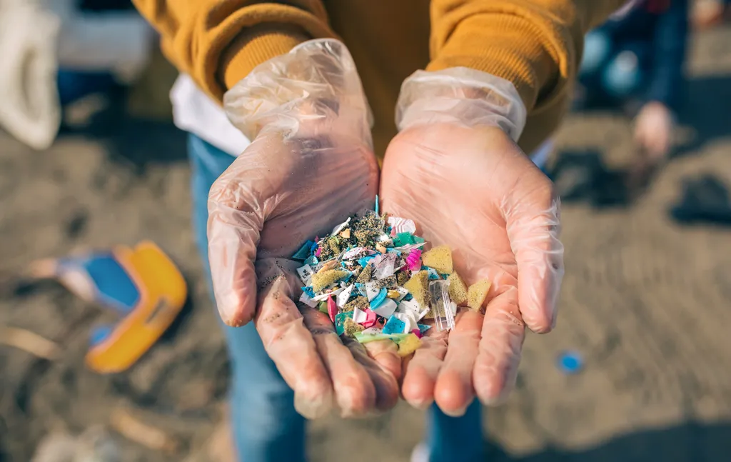 Microplásticos já foram encontrados em fossas oceânicas e no leite materno (Imagem: davidpereiras/envato)