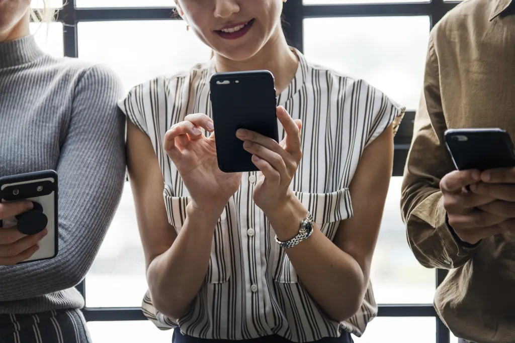 Brasileiros ficam em 2º lugar entre os que mais passam tempo no celular - 2
