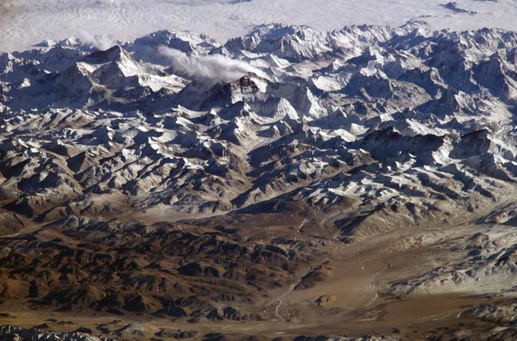 Montanhas do Himalaia vistas a partir da Estação Espacial Internacional (ISS). As geleiras da região passam por um derretimento acelerado, que aumentou em 65% na última década (Imagem: NASA/Wikimedia Commons)
