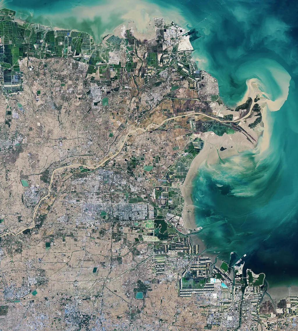 Vista de satélite do delta do Rio Amarelo. O segundo maior rio da China estaria em risco com o derretimento descontrolado das geleiras do Himalaia (Imagem: NASA Earth Observatory/Lauren Dauphin/Wikimedia Commons)