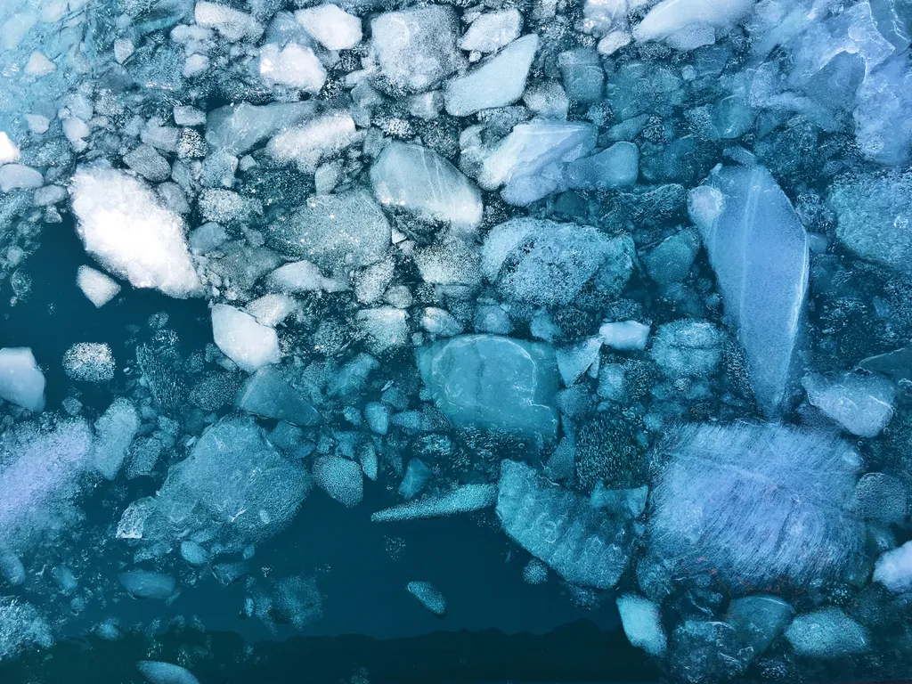 As consequências do derretimento do gelo marinho no Ártico não se limitarão à região — ele pode influenciar a ocorrência de incêndios florestais e a circulação oceânica (Imagem: Cassie Matias/Unsplash)