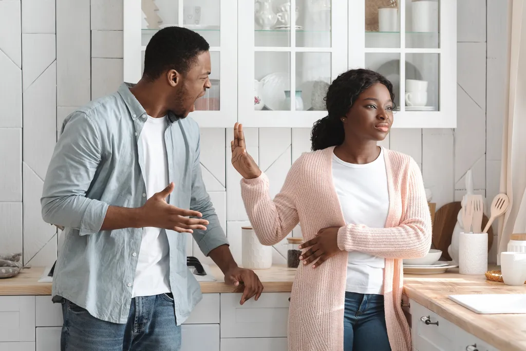 Praticar abusos verbais contra robôs ou mesmo chatbots pode nos dessensibilizar e incentivar a tratar mal animais de estimação e entes queridos — porque não praticar mais bondade, como diz a filósofa Shannon Vallor? (Imagem: Prostock-studio/Envato)