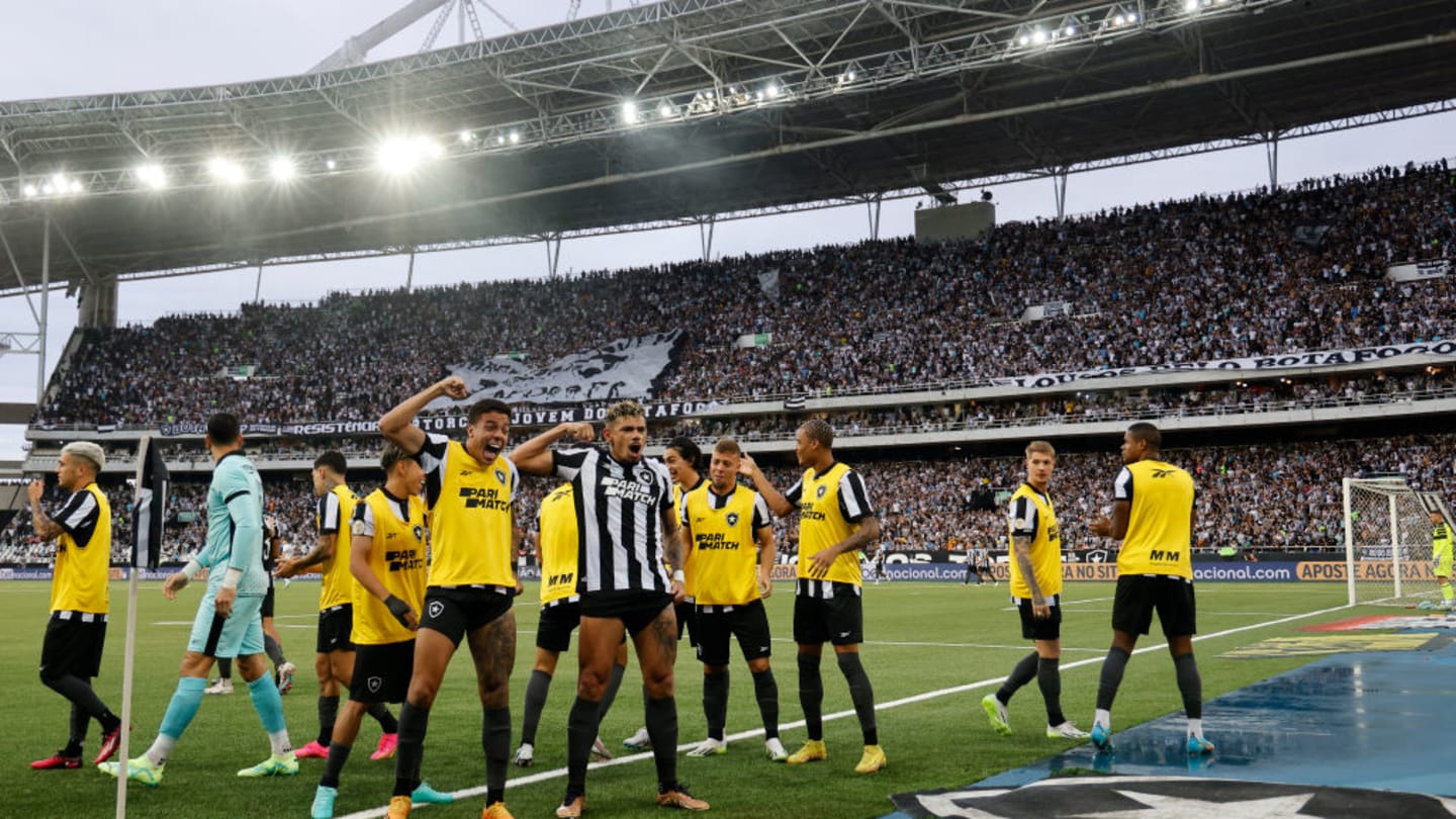 Com direito a recorde no Nilton Santos, Botafogo atropela Coritiba no brilho de Sauer e Tiquinho Soares - 1