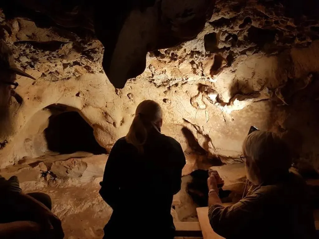 A arte rupestre mais antiga já encontrada foi feita por neandertais, mostrando sua incrível capacidade de inteligência — embora possivelmente não se comunicassem tão bem como nós, eles eram muito capazes em seu ambiente (Imagem: Kristina Thomsen/CC-BY-4.0)