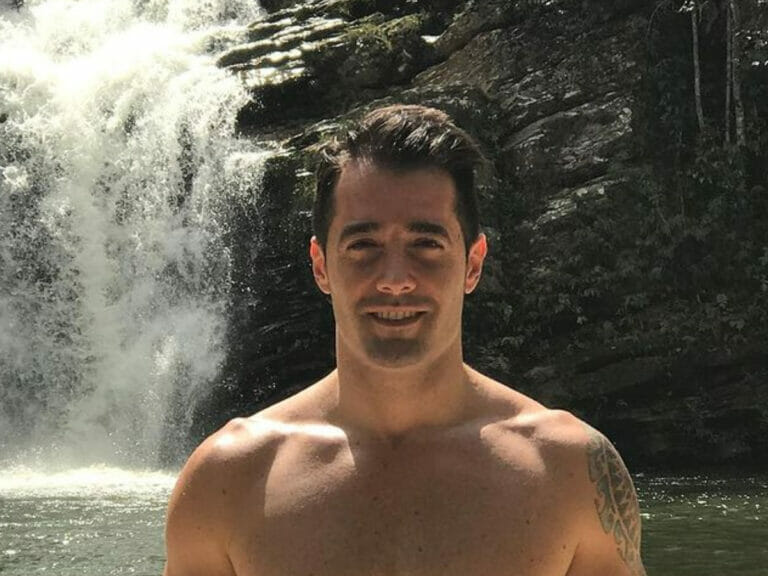 Vicente Escrig, ex-marido de Simaria, exibe peitoral definido durante banho de cachoeira - 1