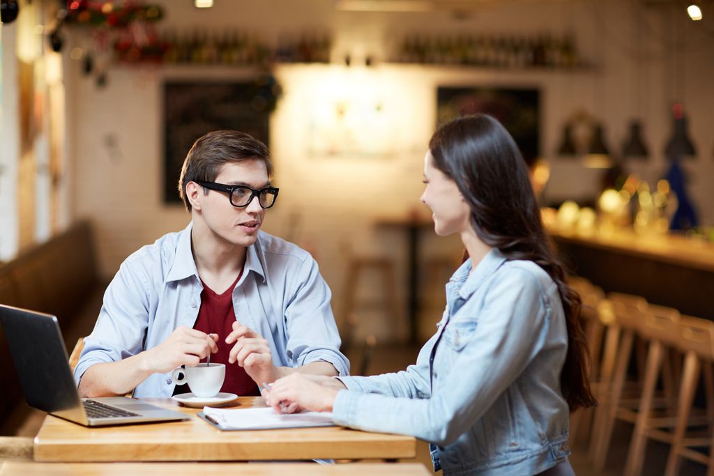 O surgimento de sotaques leva tempo e condições específicas, mas o ambiente antártico, pelo isolamento e distância, se tornou o estudo de caso perfeito para a característica linguística (Imagem: Pressmaster/Envato)