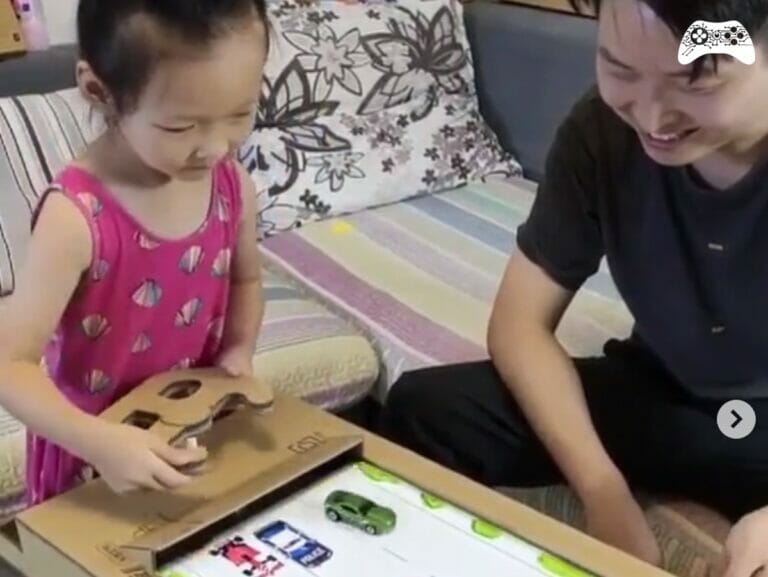 Pai viraliza ao fazer videogame de papelão para a filha - 1