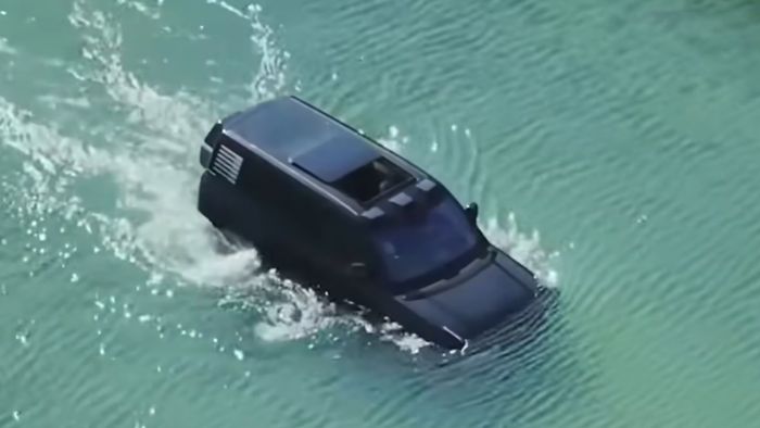 BYD Yangwang U8 | Vídeo mostra como SUV flutua na água - 1