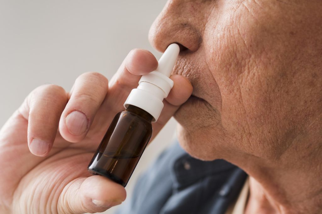 Embora a eficácia de fenilefrina via oral não seja melhor do que a de um placebo, a administração via spray nasal ou gotas aplicadas nas vias aéreas ainda gera bons resultados — assim como em outros usos como vasoconstritora (Imagem: Freepik)