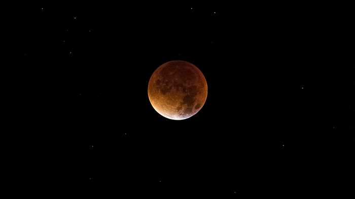 Eclipse lunar parcial: veja as melhores fotos do fenômeno - 1