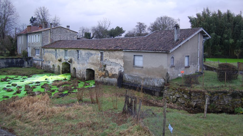 Tinta traçante ou corante de infiltração utilizado na verificação hidrológica de La Jale, na cidade de Gajac, na França (Imagem: PA/CC-BY-4.0)