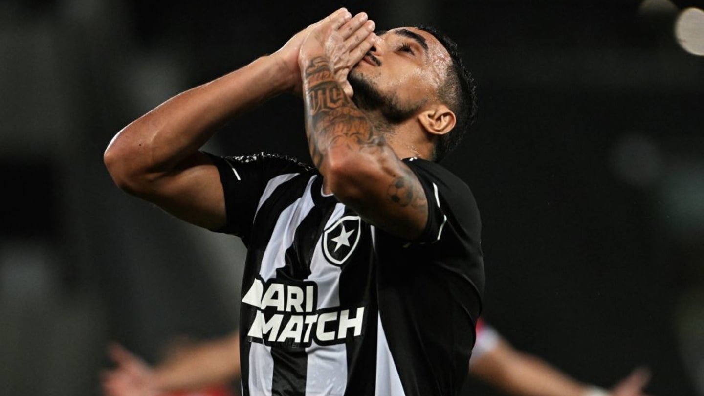 Tiquinho Soares joga hoje? Os suspensos e lesionados do Botafogo para enfrentar o Grêmio no Brasileirão - 2