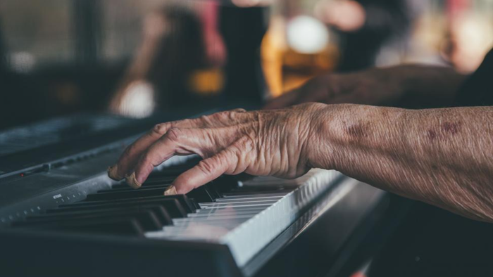 Tocar instrumentos musicais ou cantar melhora a memória na velhice - 1