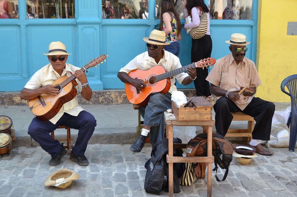 Tocar instrumentos e cantar faz bem para o cérebro, mas o aspecto social da prática também é importante (Imagem: hoeldino/Pixabay/Domínio Público)