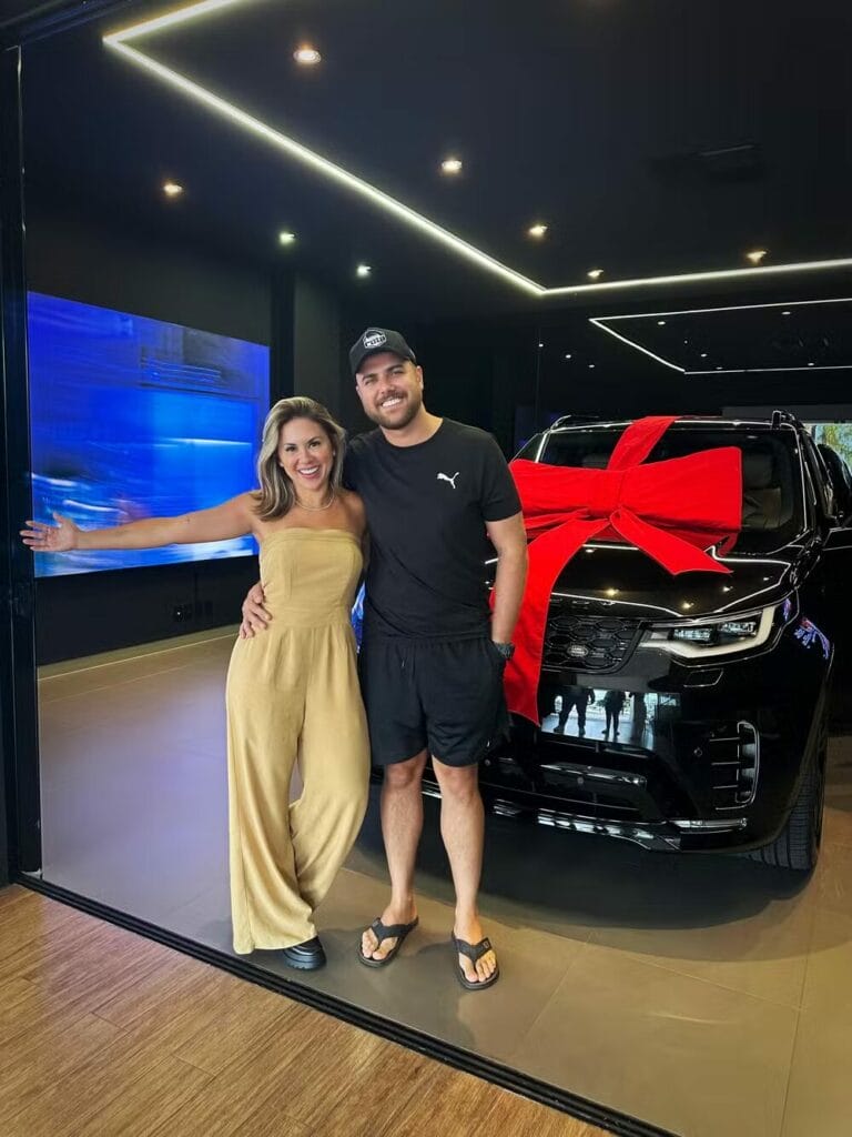 Zé Neto dá carro de luxo de R$ 750 mil para Natália Toscano - 3