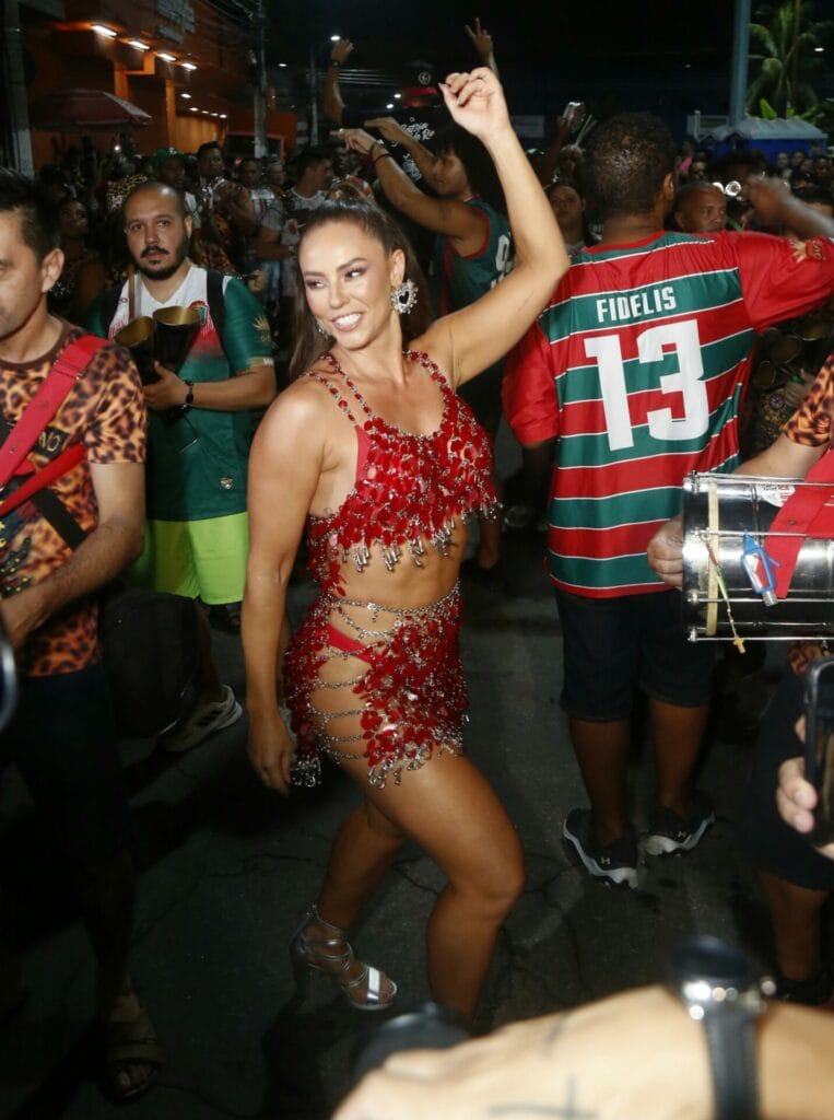 Após críticas, Paolla Oliveira surge com look explosivo em ensaio de escola de samba - 2