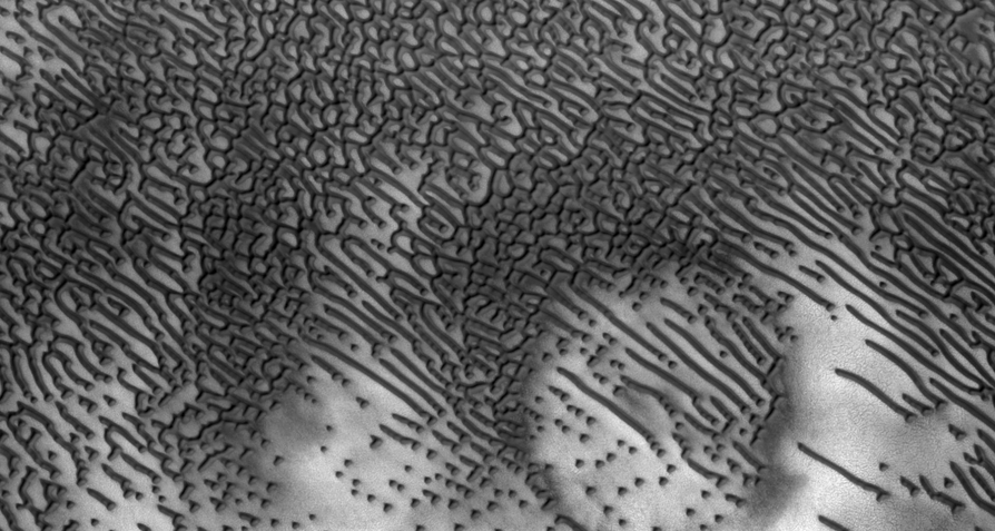 Dunas lembrando pontos e barras em Marte