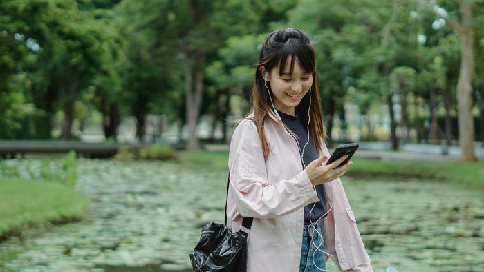 Mexer no celular enquanto anda prejudica o corpo e a mente - 1