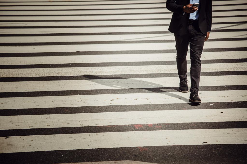 Mexer no celular enquanto anda prejudica o corpo e a mente - 2