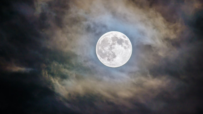 Oi? Estão dizendo que a Lua não é rochosa e emite luz própria - 1