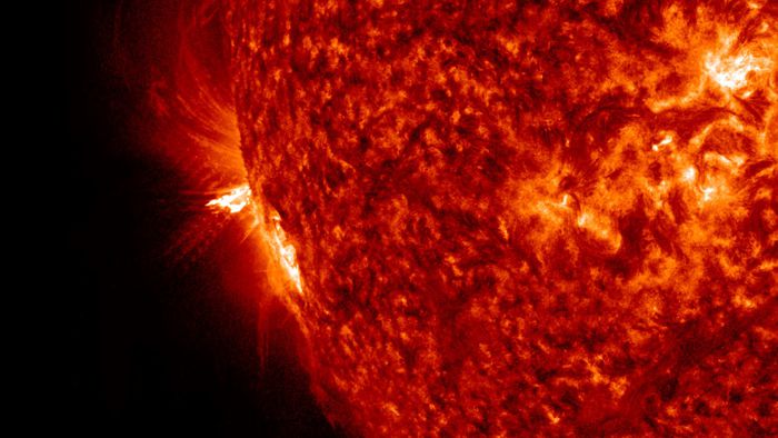 Sol emite explosão após calmaria em eclipse solar total - 1